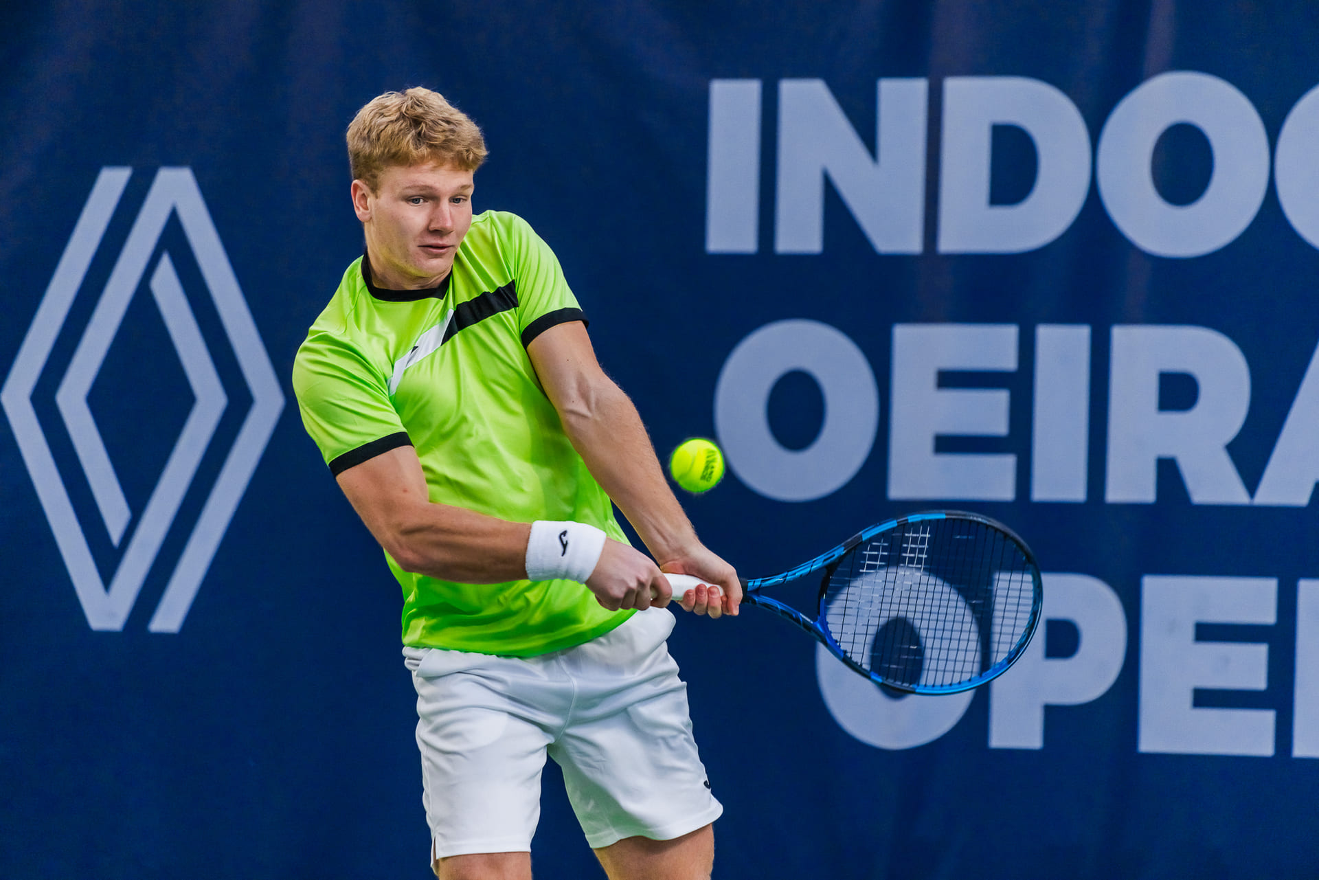 Maks Kasnikowski Trava Embalo De Gastão Elias E Vence O Indoor Oeiras Open